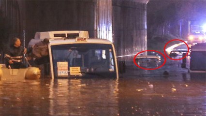 Adana'da Yağmur Esareti! 5 Araç, Suya Gömüldü, Minibüste Mahsur Kalan Kişi Botla Kurtarıldı