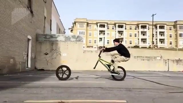 Trick de fou : il lance et reprend sa roue de vélo en roulant !