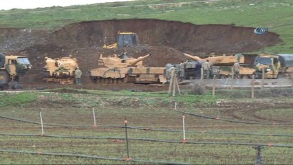 Askeri araçlar sıfır noktasında Afrin'e geçmek için bekliyor