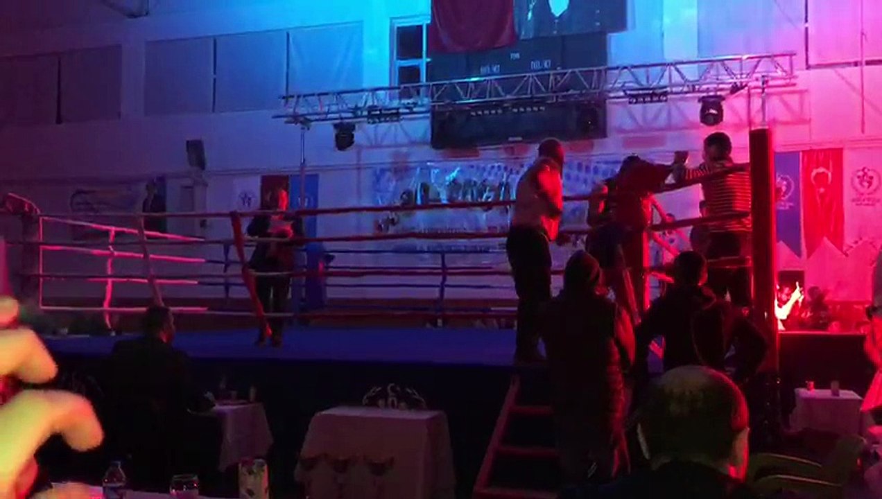 DÜNYA BOKS ŞAMPİYONU ONUR ŞİPAL SUNUM NACİ AHISKALIOĞLU