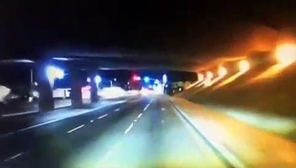 Il filme le moment où une voiture vient s'encastrer au premier étage d'une maison