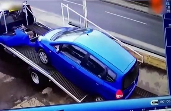 Il pensait vraiment pouvoir retenir la voiture à la force de ses bras ????