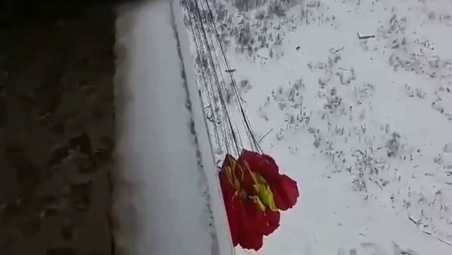 Ce fou essaie de sauter en parachute depuis le balcon de son immeuble