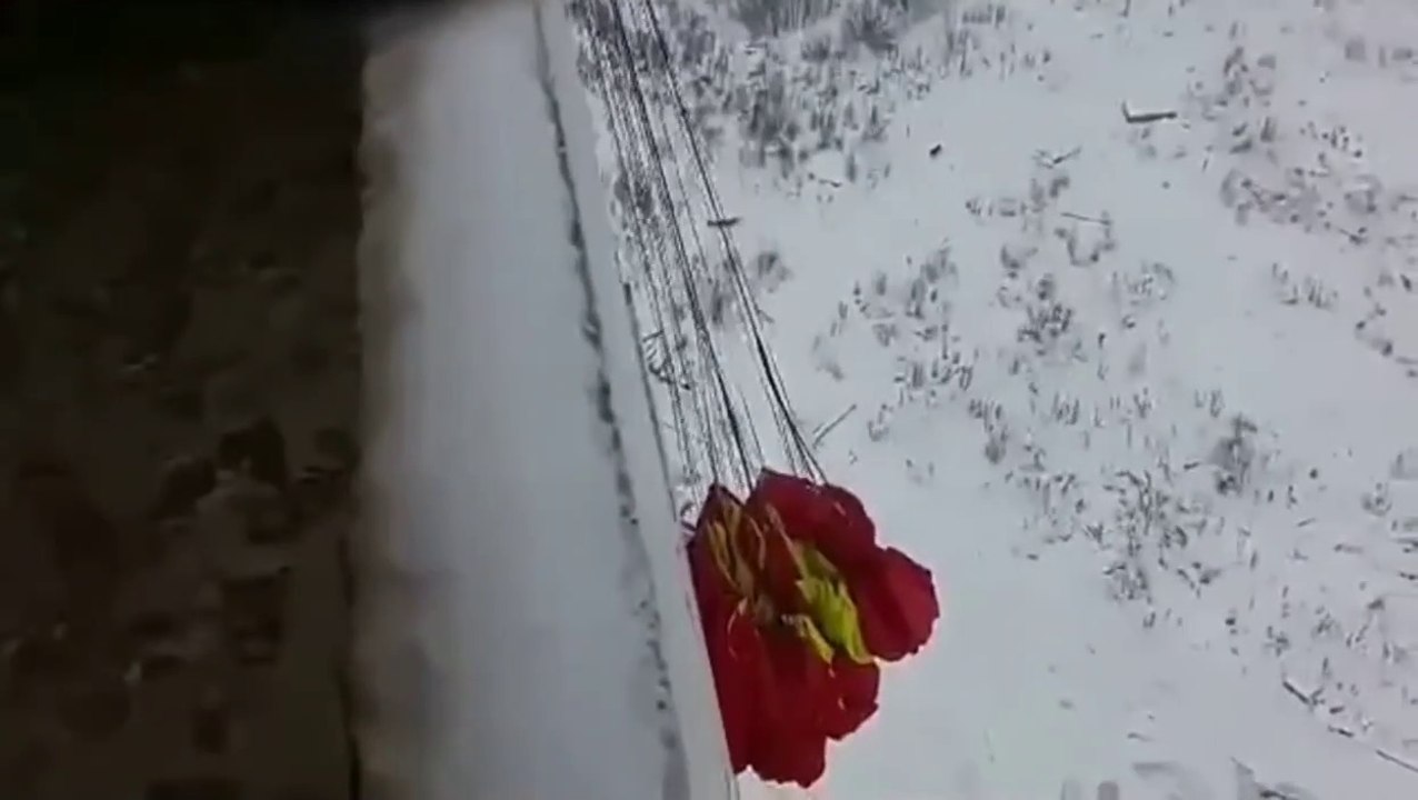 Ce fou essaie de sauter en parachute depuis le balcon de son immeuble