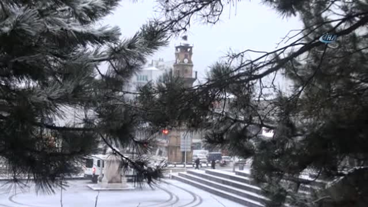Kar Yağışı Yozgat'ı Beyaza Bürüdü