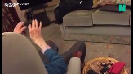 Un policier en service joue du Chopin pour une personne âgée