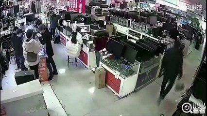 Çin’de Bir Teknoloji Mağazasında Yaşanan Patlama Güvenlik Kamerasına Yansıdı