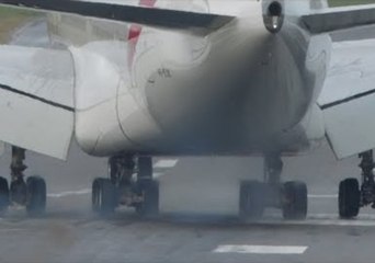 Video herunterladen: Crosswinds Cause Plane to Slide Across Wet Runway at Birmingham Airport