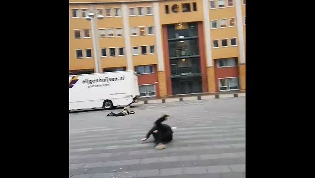 Des piétons projetés au sol à Amsterdam pendant une tempête