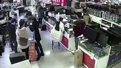 Müşterinin ısırdığı telefon bataryası patladı