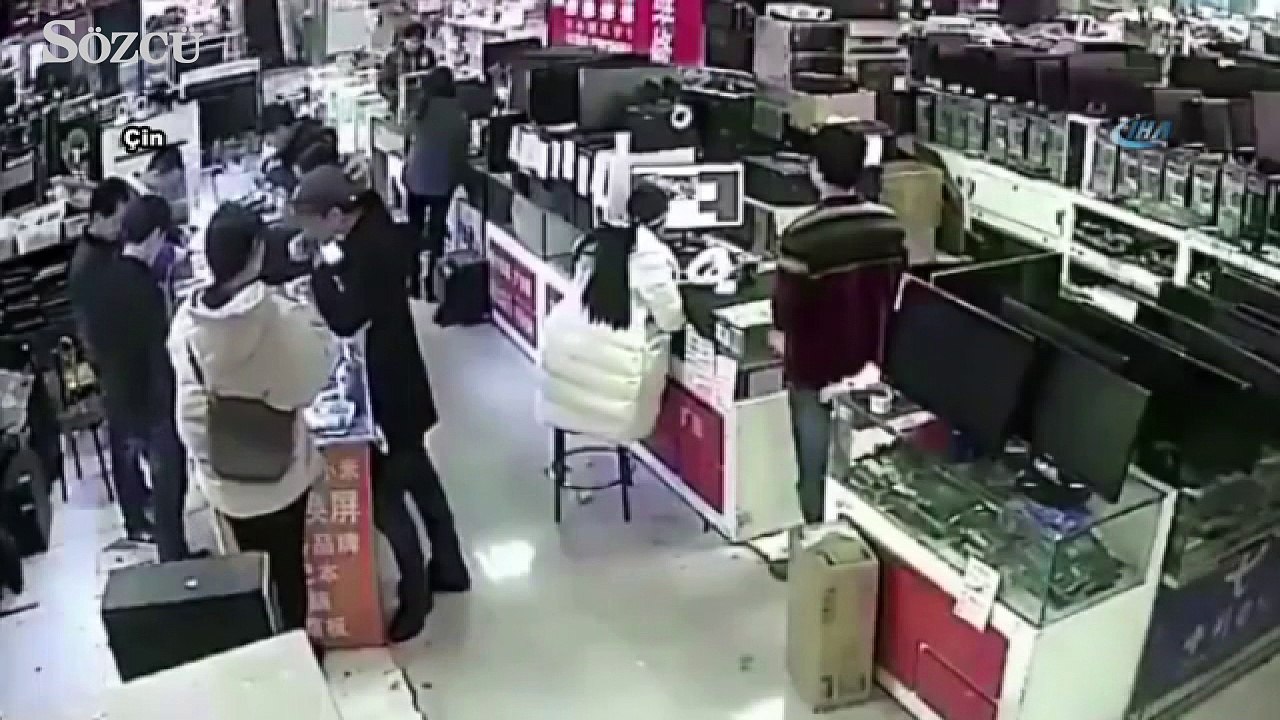 Müşterinin ısırdığı telefon bataryası patladı