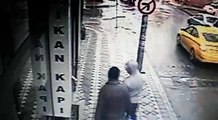 İstanbul’da güpegündüz soygun anı kameraya böyle yansıdı