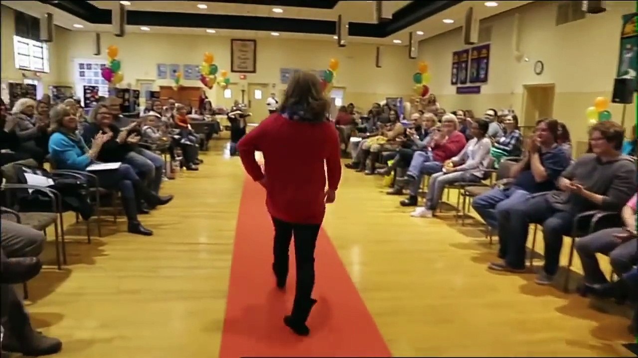 Enfants jetables, défilé de mode denfants voulant se faire adopter