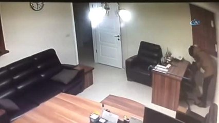 Takma Sakalla Müdür Olduğu İş Yerinden 1 Milyon Liralık Hırsızlık Yaptı...o Anlar Kamerada