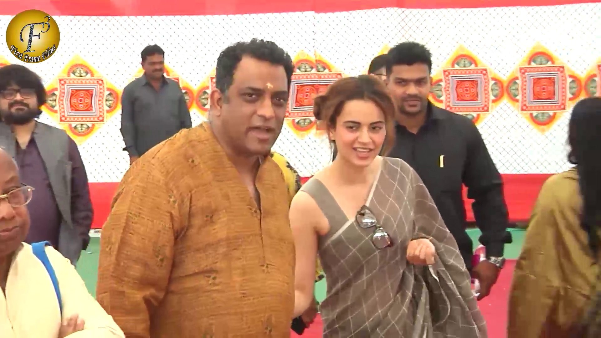 ⁣अनुराग बासु की सरस्वती पूजा के पंडाल में हाथ जोड़े खड़ी रही बेचारी श्रीदेवी, विडियो में हुआ ख़ुलासा