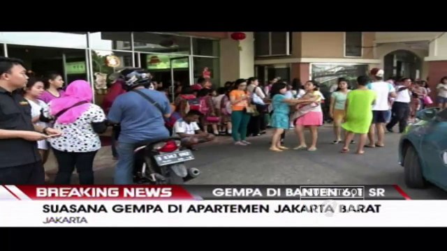 Breaking News - Begini Suasana Warga Dibeberapa Daerah Saat Selamatkan Diri Usai Diguncang Gempa 6,1 SR