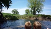 Ces enfants faisaient un tour de bateau quand soudain une chose arrive…
