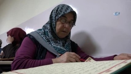 Kadınlar Kur'an-ı Kerim Öğreniyor