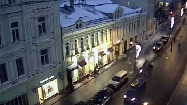 Coche se sube a la acera y atropella a dos peatones en Moscú