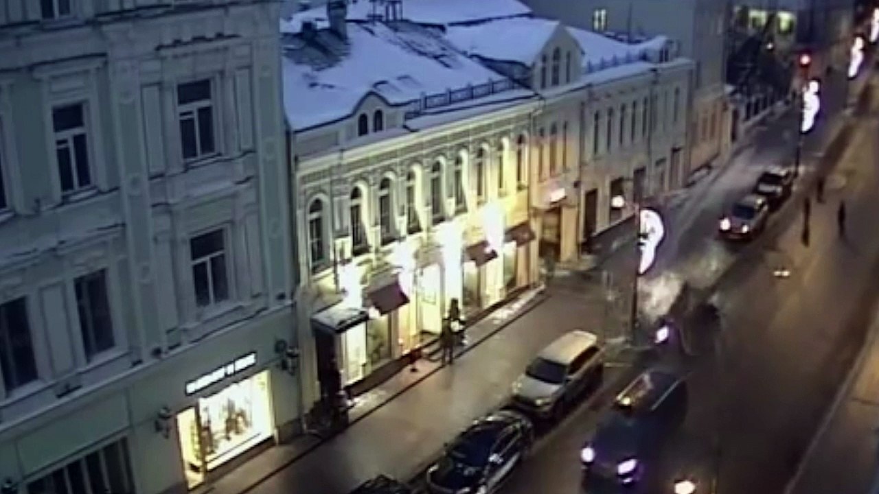 Coche se sube a la acera y atropella a dos peatones en Moscú