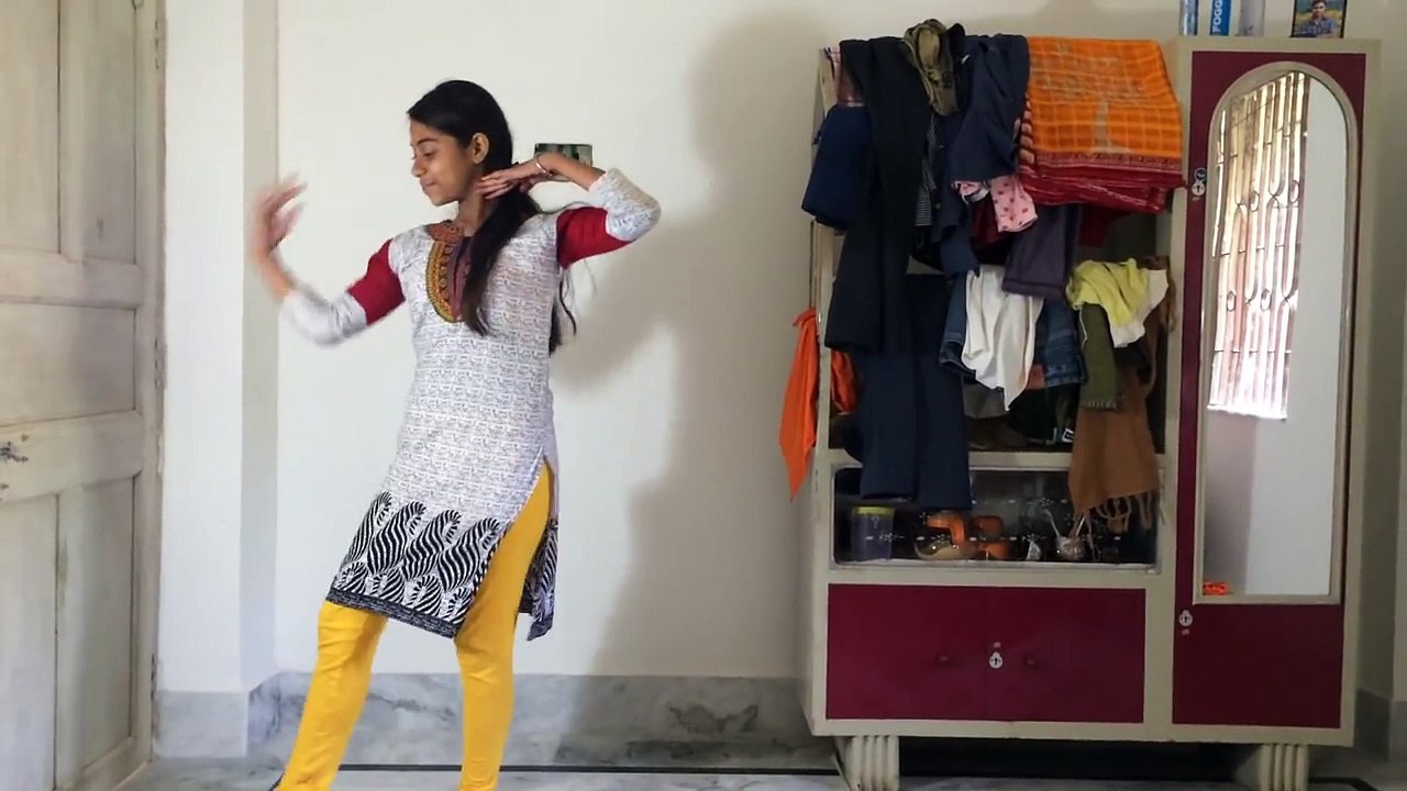 பொண்ணுங்க வீட்ல தனியா இருந்தா இப்படித்தான் செய்வாங்க போல?