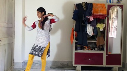 பொண்ணுங்க வீட்ல தனியா இருந்தா இப்படித்தான் செய்வாங்க போல?