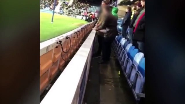 Un supporter fait pipi dan la bouteille d'eau de l'équipe adverse... Mauvaise blague