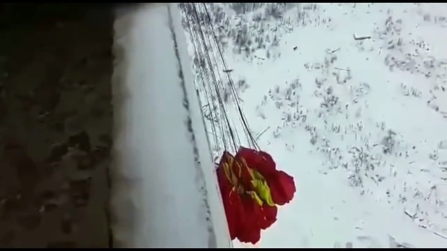Il fait un saut en parachute… en sautant du balcon de son immeuble !