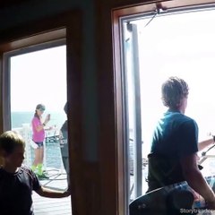 Il saute du balcon d’une maison et va directement dans la mer faire du Kitesurf