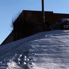 Un homme tombe sur un obstacle pendant sa descente en luge