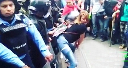 Honduras'ta Protestolar Sürerken İki Kadın Polise Karşı Twerk Yaptı