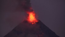 필리핀 중부 화산 폭발 위험에 주민 대피 / YTN