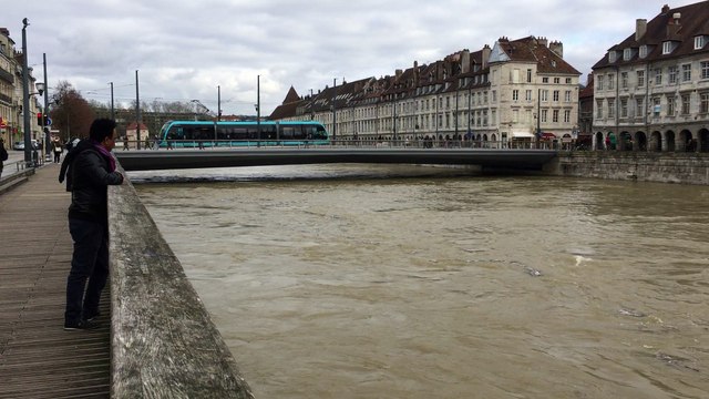Besançon : le Doubs en crue