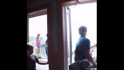 Evan Netsch s'envole directement depuis sa fenêtre en kite-surf