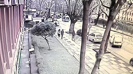 Ağaç Kenarına Attığı Çanta Polisi Alarma Geçirdi