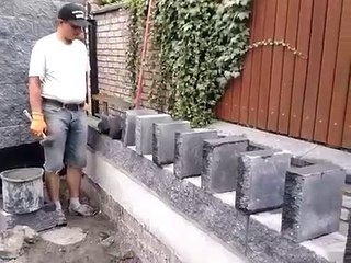Un ouvrier pose des briques d'une façon complètement incroyable et original !