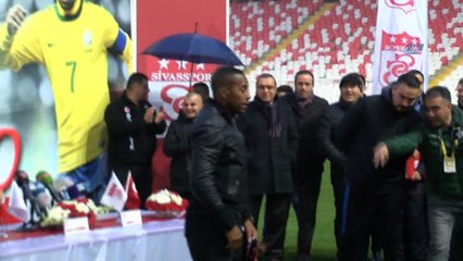 Sivasspor, Robinho ile 1,5 yıllık sözleşme imzaladı