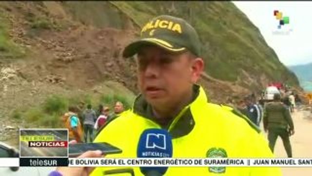 Derrumbe sepulta autobús en Colombia y deja trece muertos