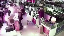 انفجار بطارية آيفون في فم مشترى داخل متجر بالصين