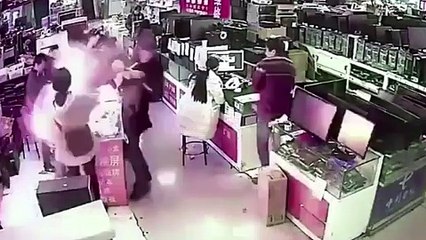 انفجار بطارية آيفون في فم مشترى داخل متجر بالصين