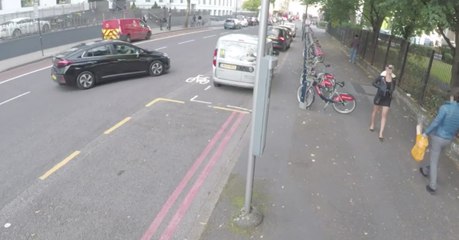 Homem distraí-se na rua com mulher de saia e salto alto e acaba por passar vergonha...