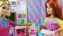 Barbie niñera de bebés Vídeos de muñecas y Princesas cuidando bebés