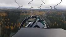 Atterrissage et redécollage d'un Hawk sur une route en pleine foret