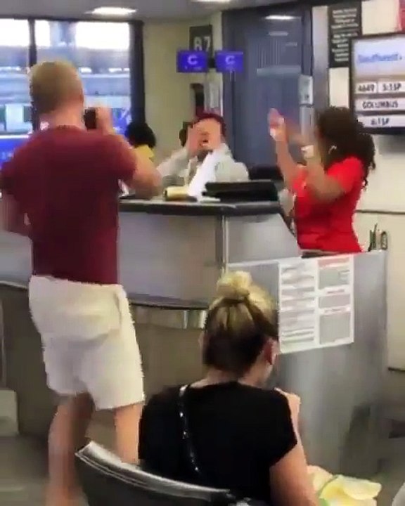 Un homme chante "no diggity" dans l'aéroport alors que le vol est retardé