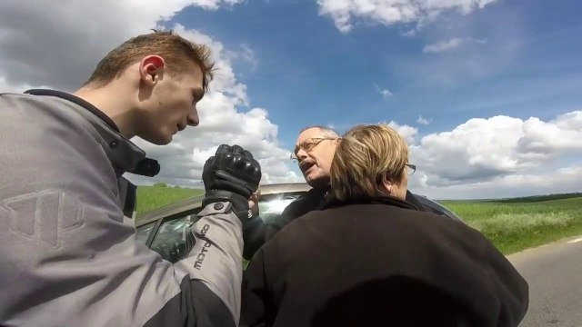La femme de cet automobiliste part en crise de nerf en plein road rage avec des motards