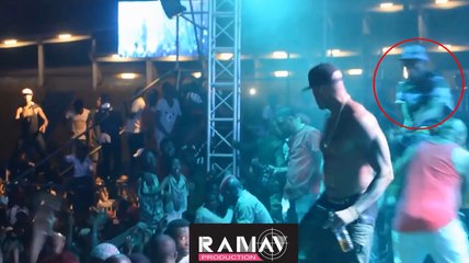 Le rappeur Booba se fait attaquer lors d'un showcase.