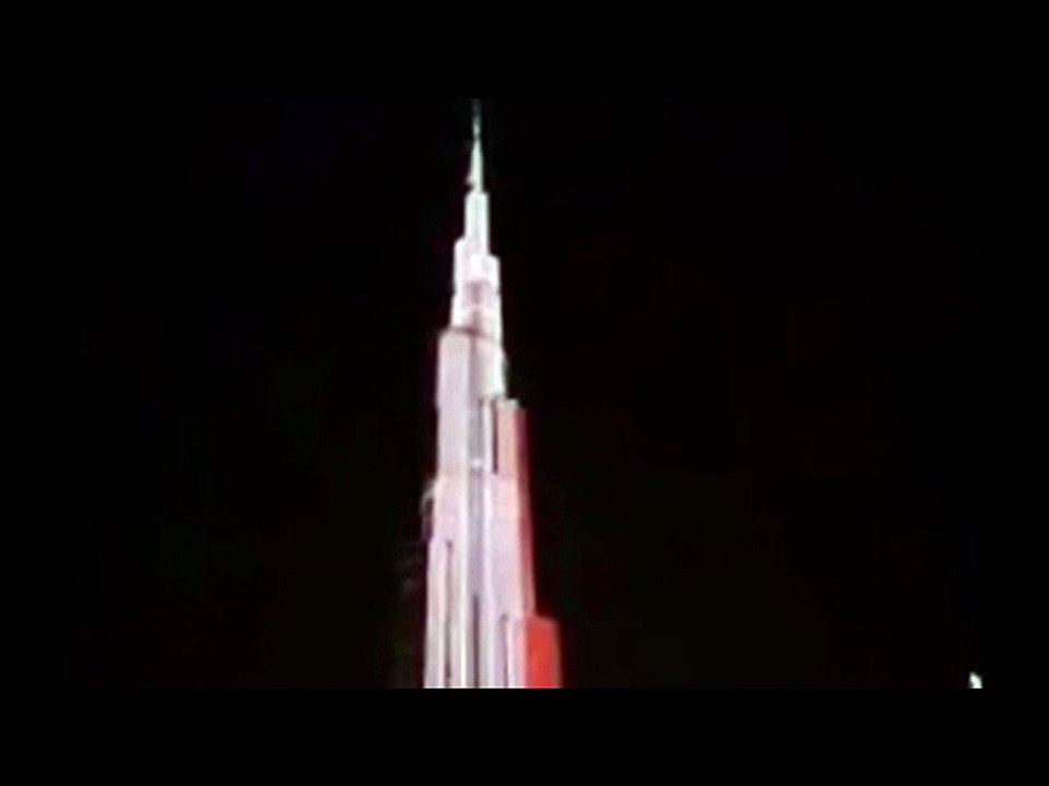 برج خليفة يتلون بألوان العلم المصري احتفالا بتأهل مصر إلى كأس العالم