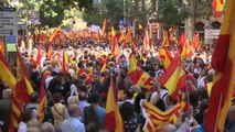 الإسبان يتظاهرون في برشلونة رفضا لانفصال كتالونيا