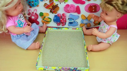 Las muñecas Nenuco aprenden el abecedario jugando con arena.