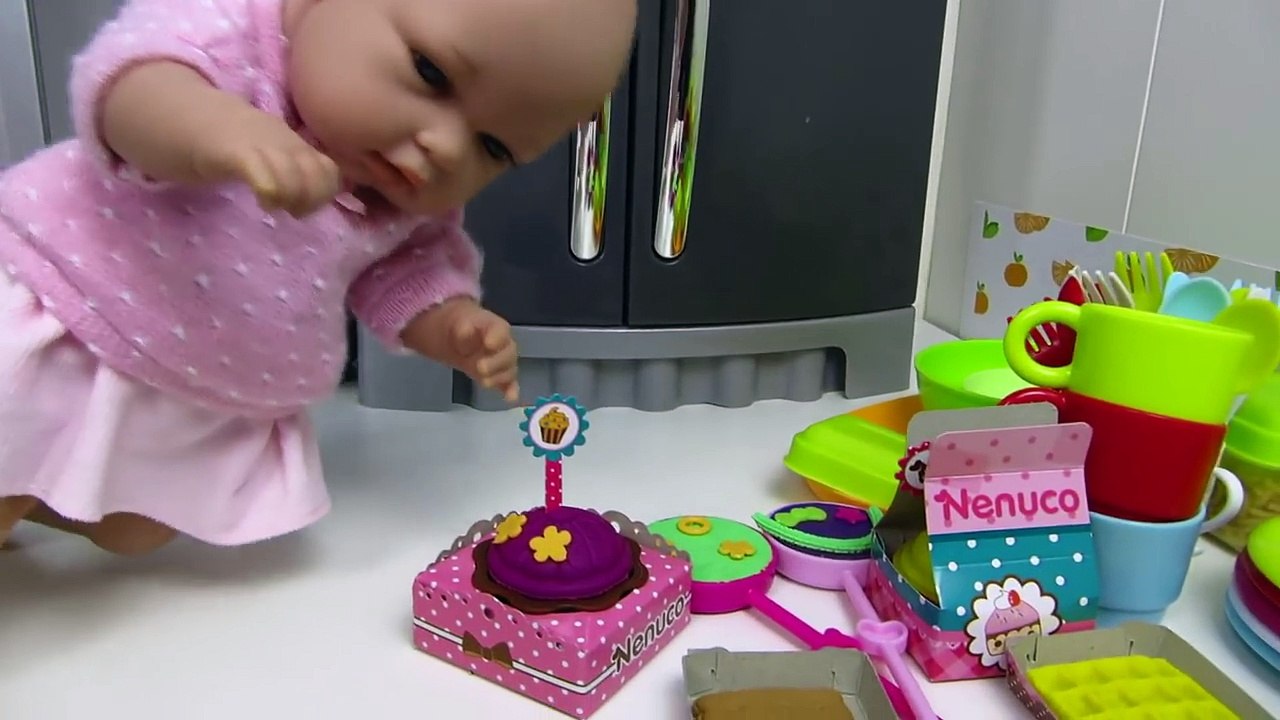 Bebés Nenucos comen en casa de la muñeca bebé Lucía y reciben un regalo sorpresa